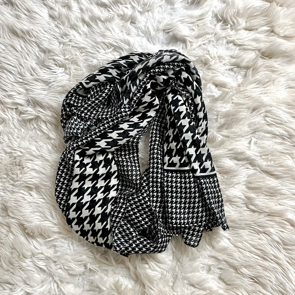 NWOT Cream and black houndstooth scarf size 68” x 34”